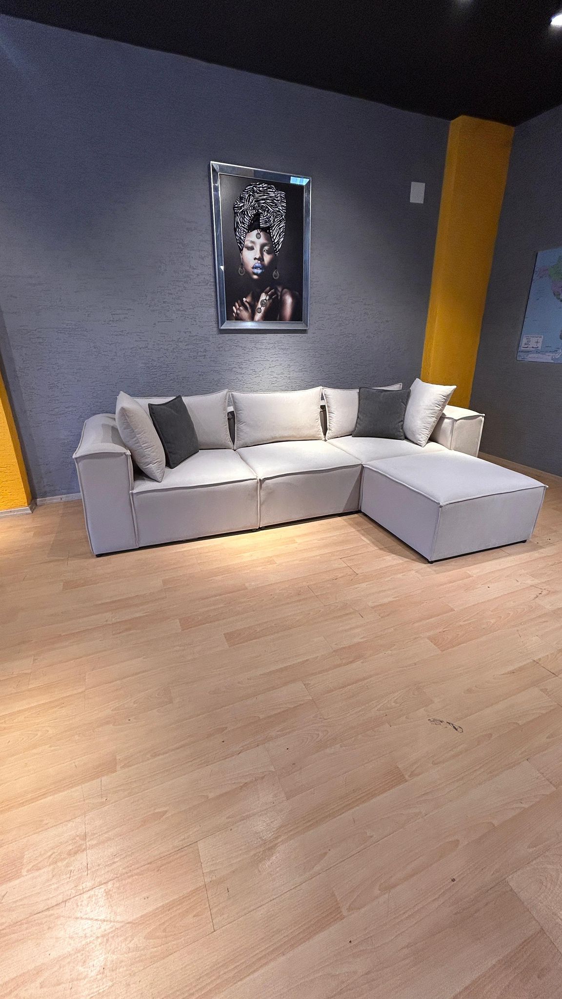 🛋️ Canapé Modulable 3 + 1 Pouf – 940 €